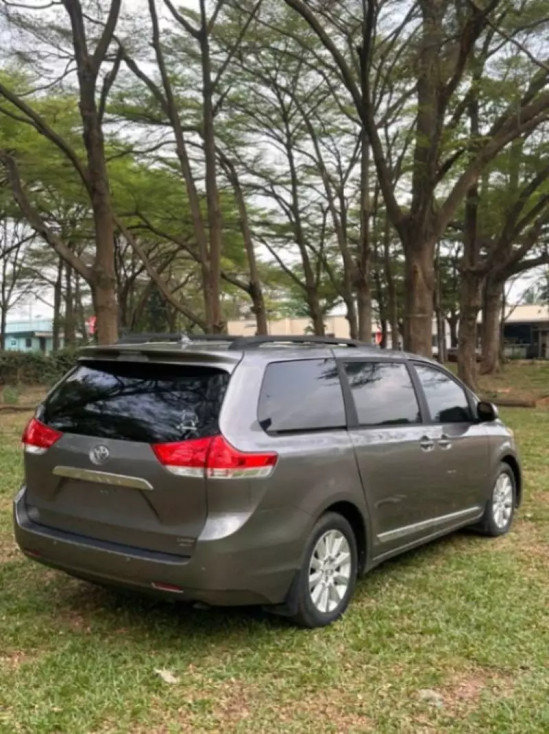 Toyota Sienna - 2011