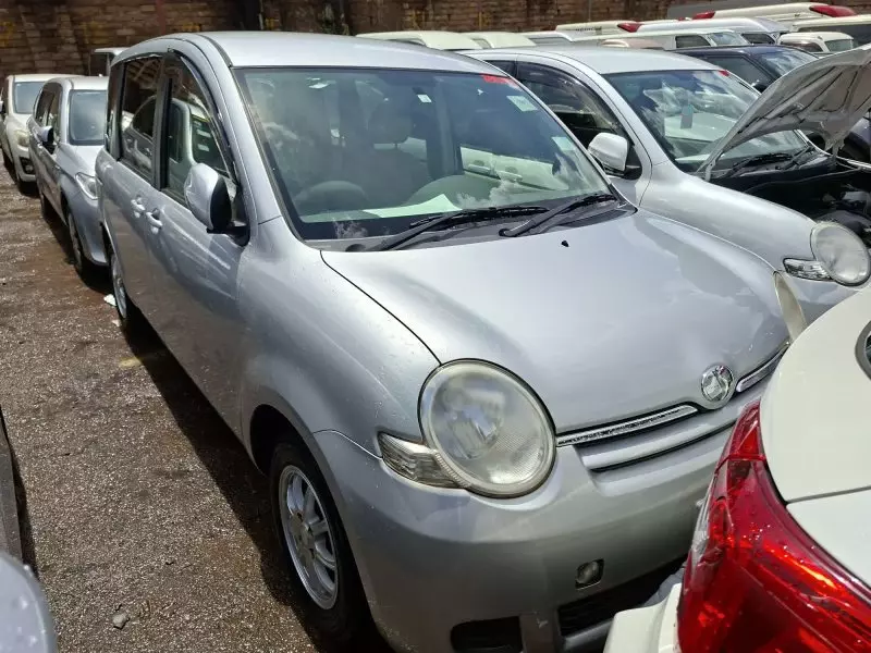 Toyota Sienta   - 2012