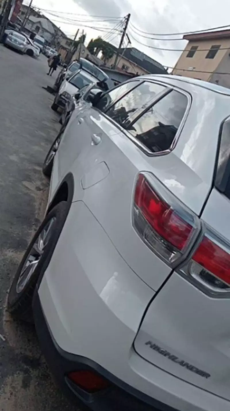 Toyota Highlander   - 2015