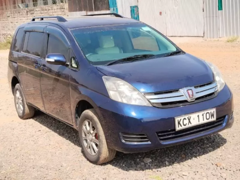 Toyota Isis    - 2013