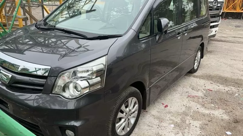 Toyota Noah   - 2011