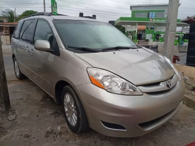 Toyota Sienna   - 2006
