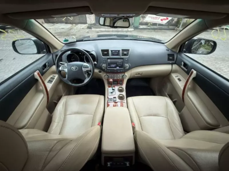 Toyota Highlander   - 2012