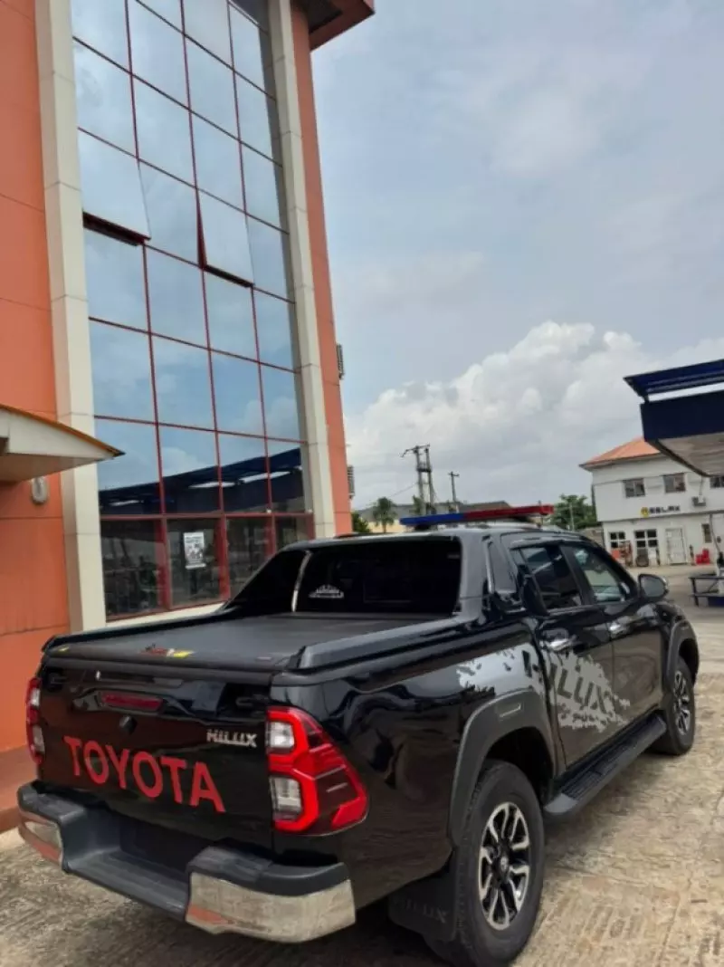 Toyota Hilux    - 2016