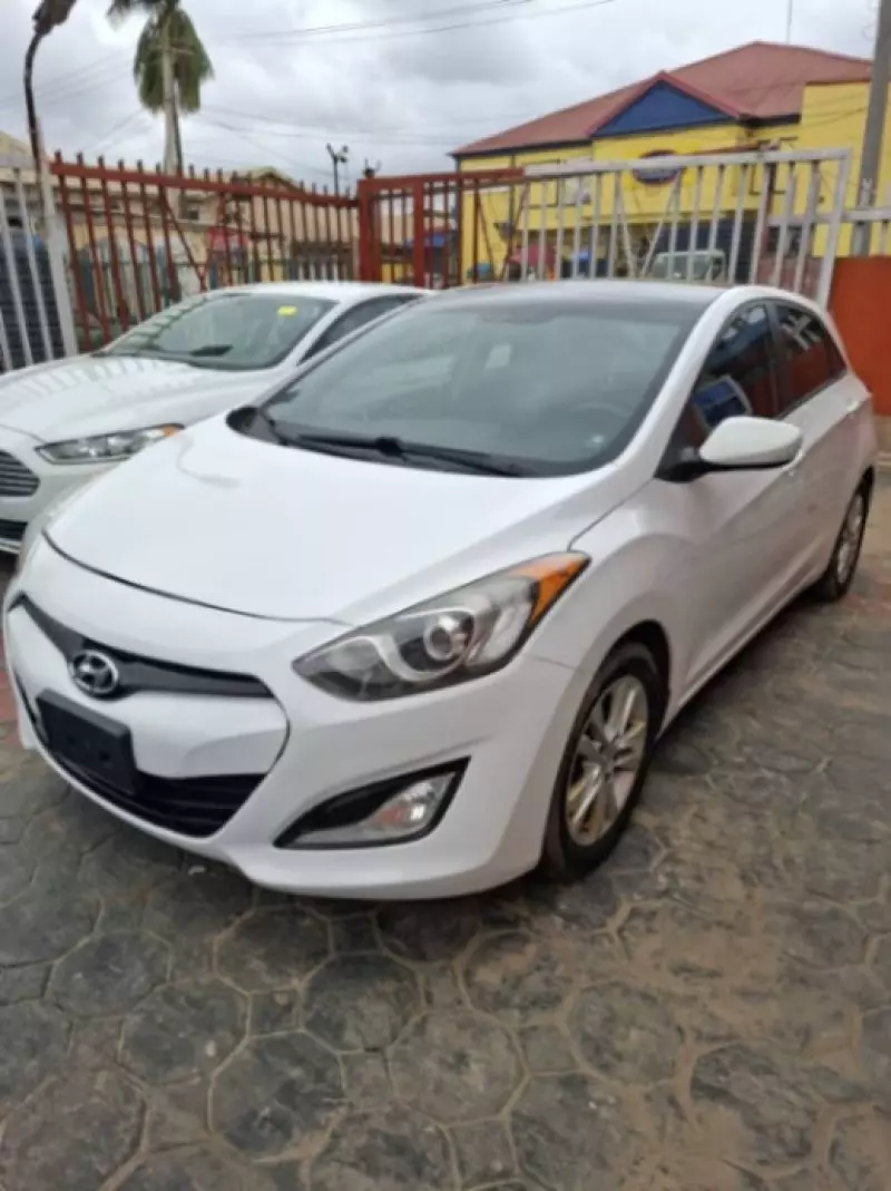 Hyundai Elantra   - 2013
