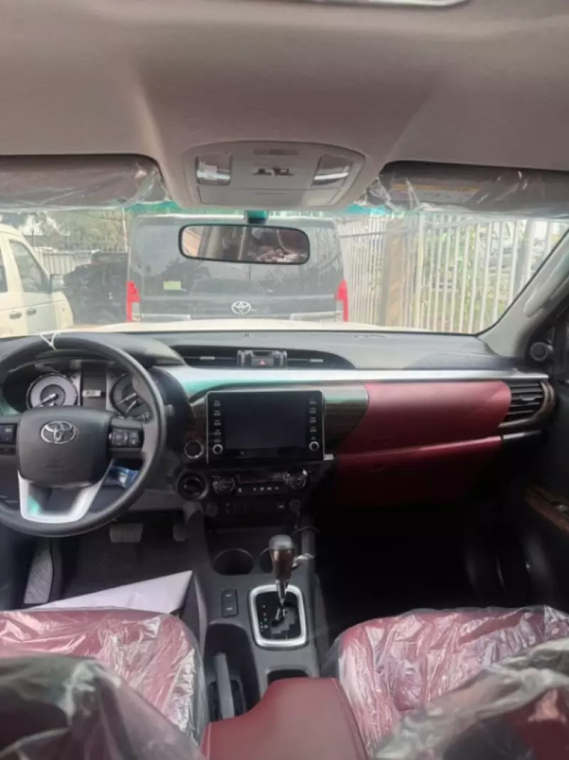 Toyota Hilux   - 2025