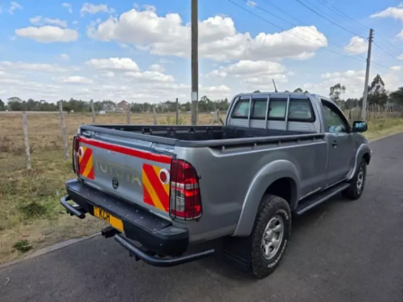Toyota Hilux   - 2015