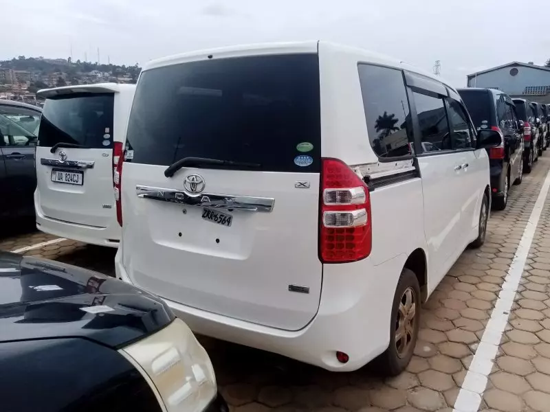 Toyota Noah   - 2012