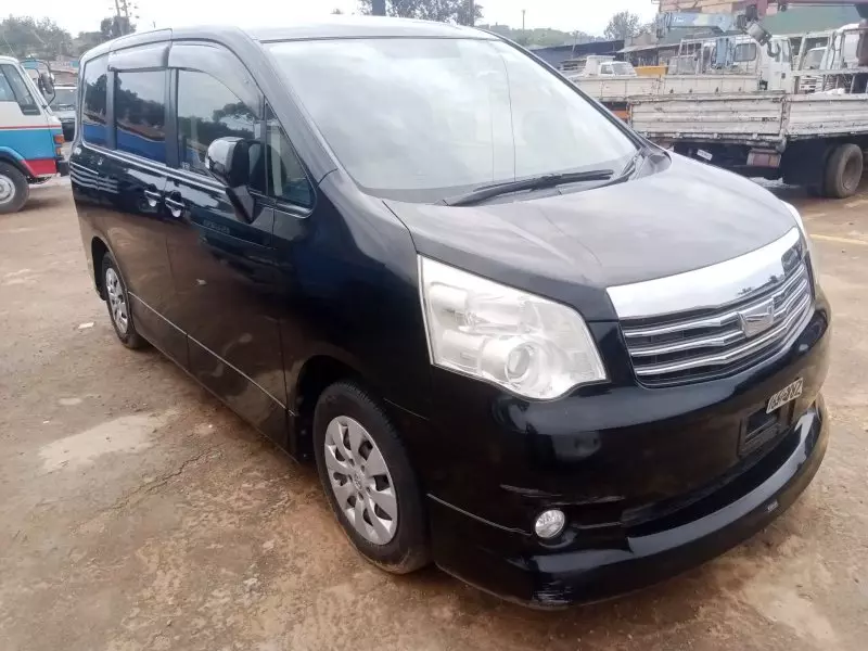 Toyota Noah   - 2012