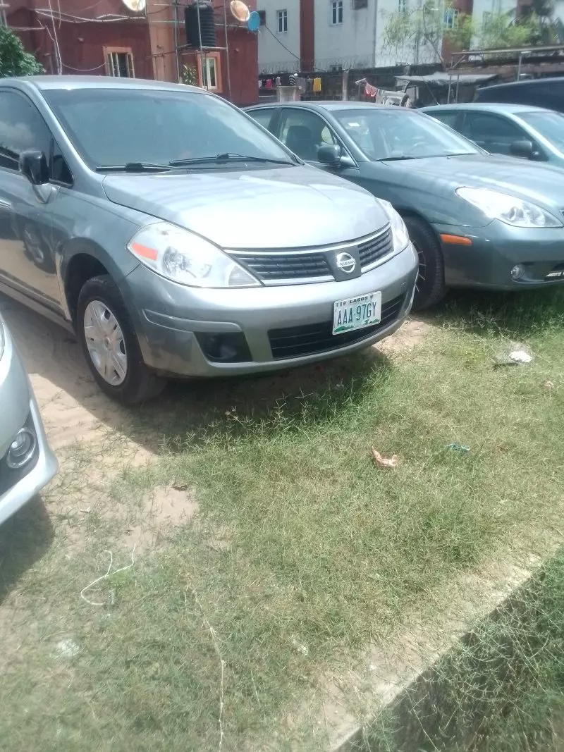Nissan Versa   - 2010