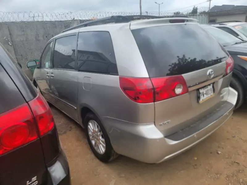 Toyota Sienna   - 2007
