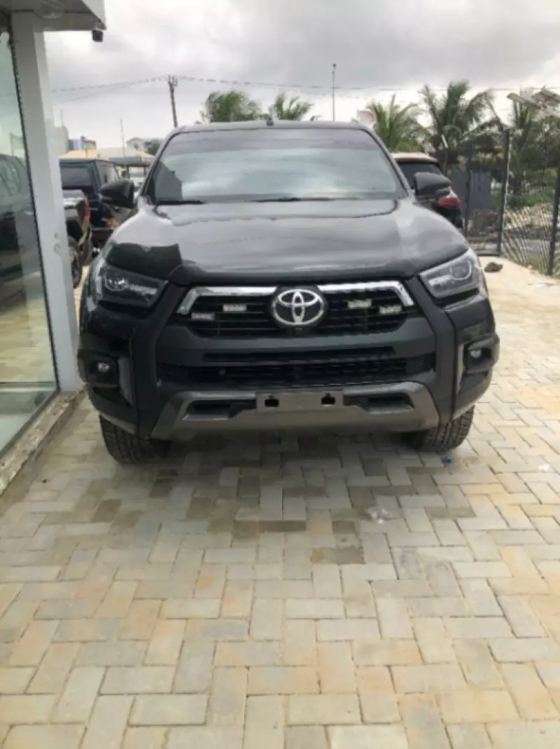 Toyota Hilux   - 2024