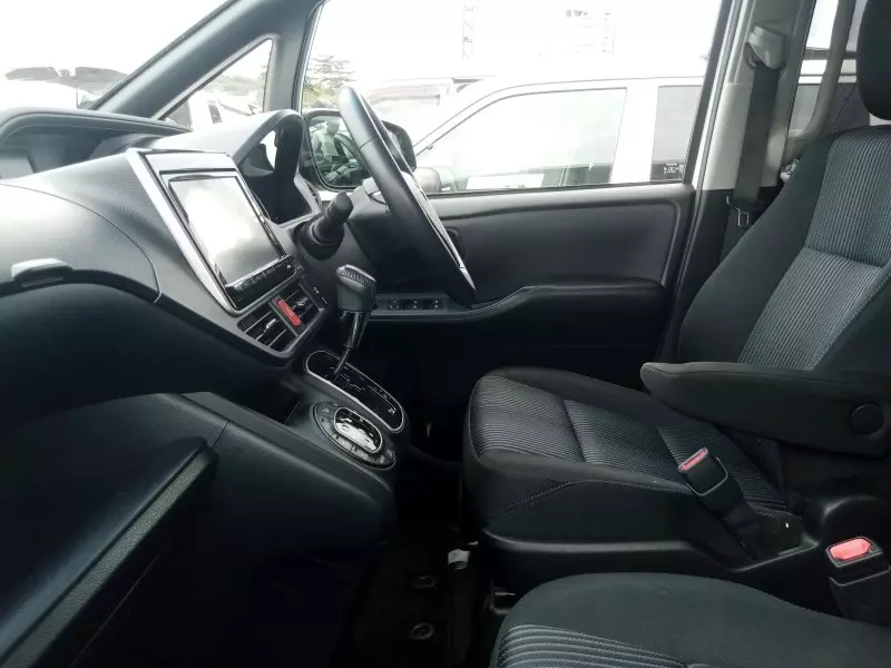 Toyota Noah   - 2015