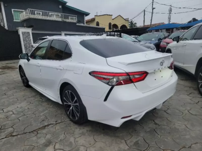 Toyota Camry   - 2018