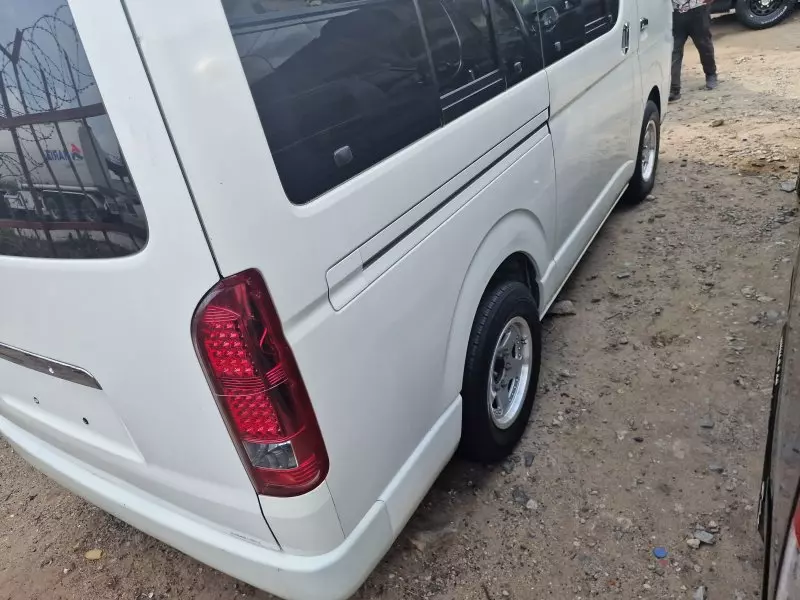 Toyota Hiace   - 2009