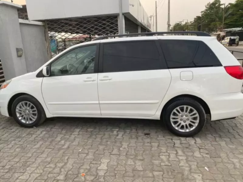 Toyota Sienna - 2009
