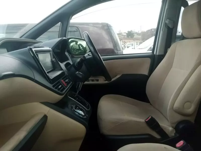 Toyota Noah   - 2014