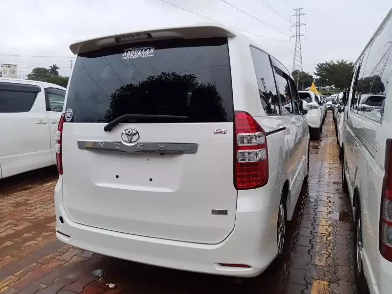 Toyota Noah   - 2011