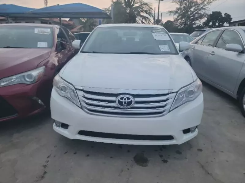 Toyota Avalon   - 2011
