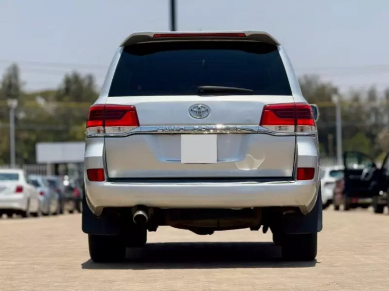 Toyota Land Cruiser V8   - 2012