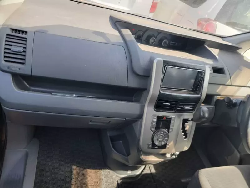 Toyota Noah   - 2009
