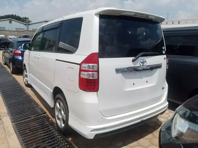 Toyota Noah   - 2012