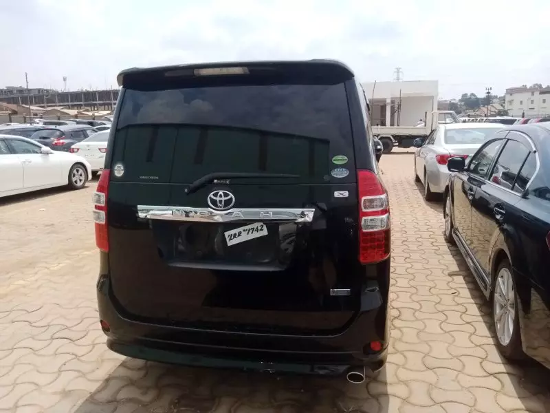 Toyota Noah   - 2012