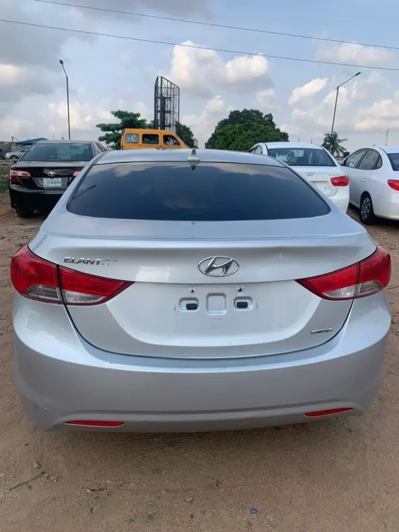 Hyundai Elantra   - 2011