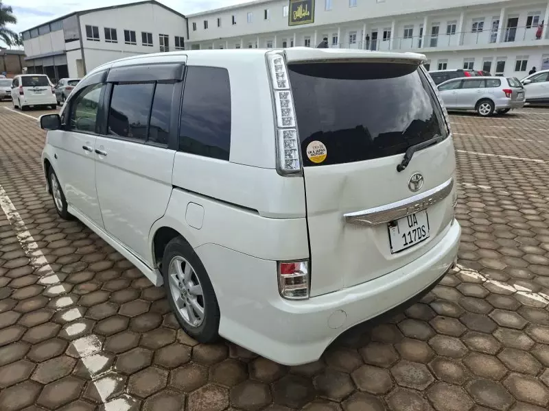 Toyota Isis    - 2012