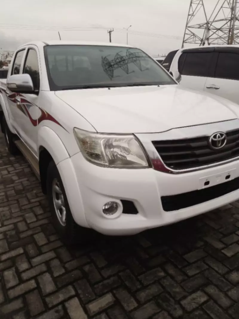 Toyota Hilux    - 2012
