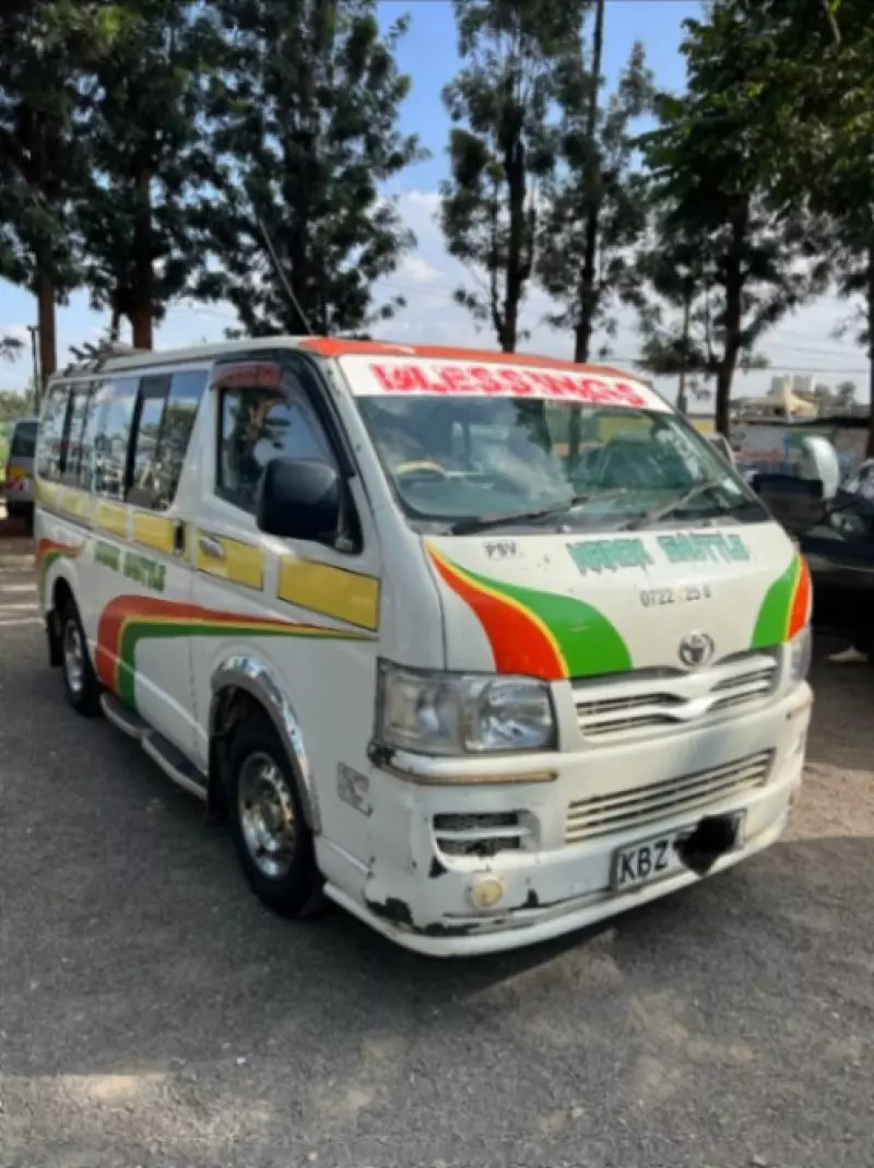 Toyota Hiace   - 2011