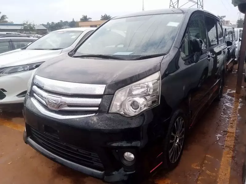 Toyota Noah   - 2012