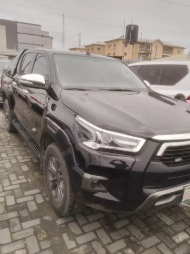Toyota Hilux    - 2017