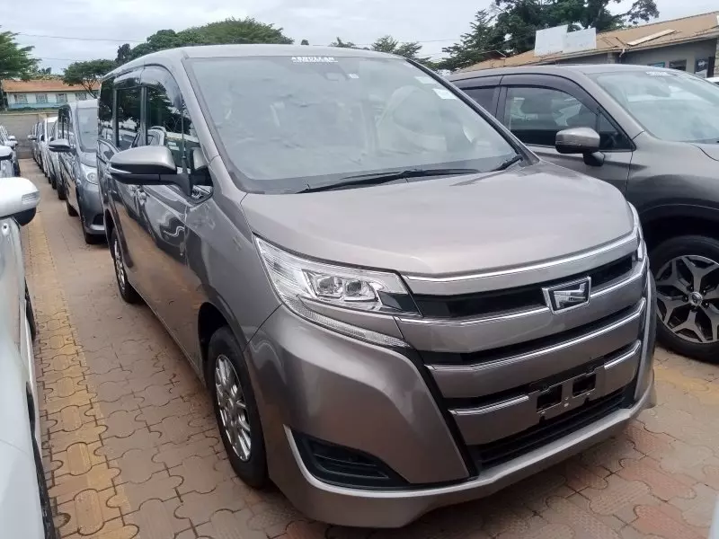 Toyota Noah   - 2015
