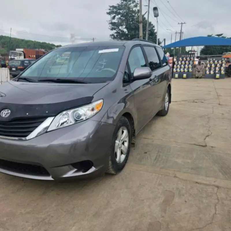 Toyota Sienna   - 2011