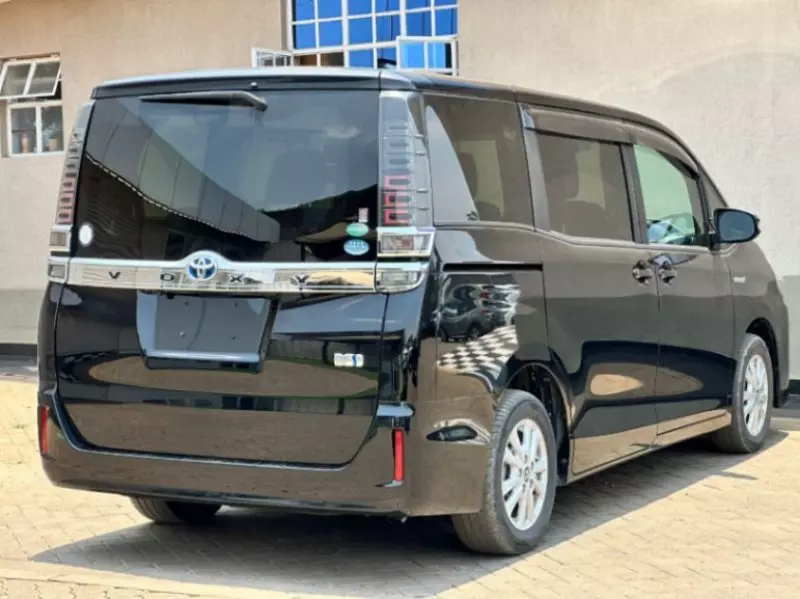 Toyota Voxy    - 2018