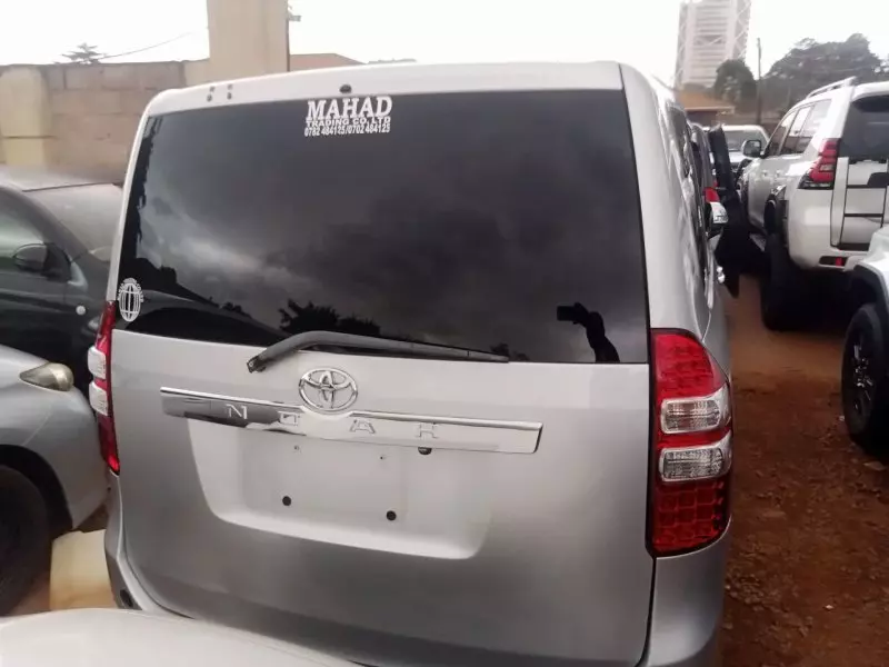 Toyota Noah   - 2012