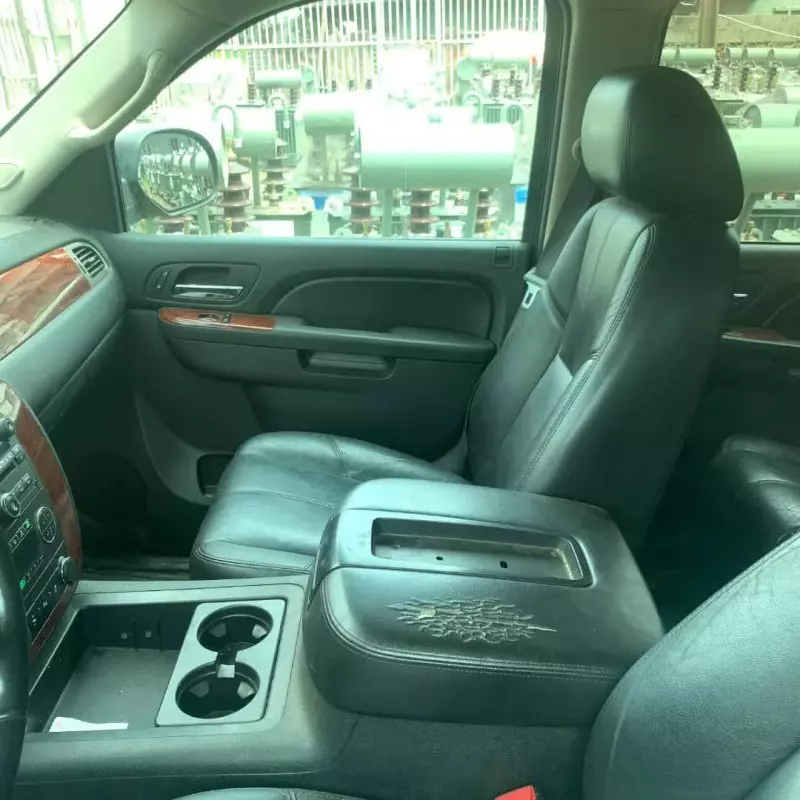 Chevrolet Suburban   - 2013