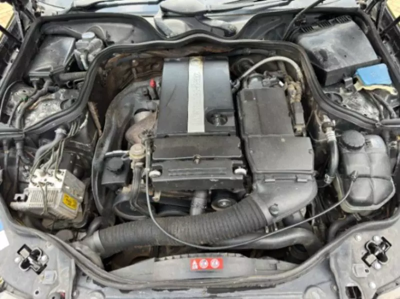 Mercedes-Benz E200   - 2005