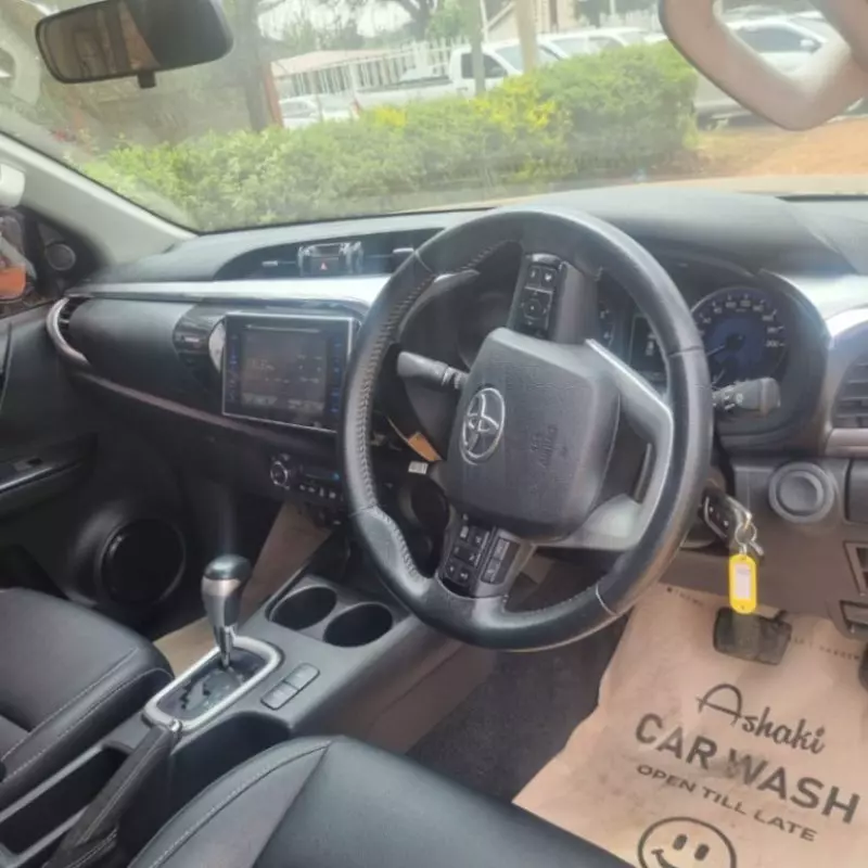 Toyota Hilux    - 2019
