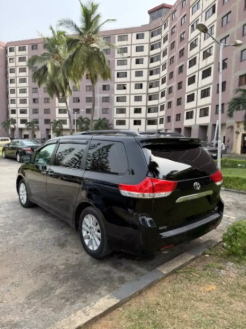 Toyota Sienna - 2011