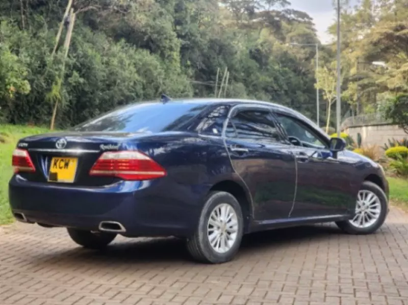 Toyota Crown Royal saloon    - 2012