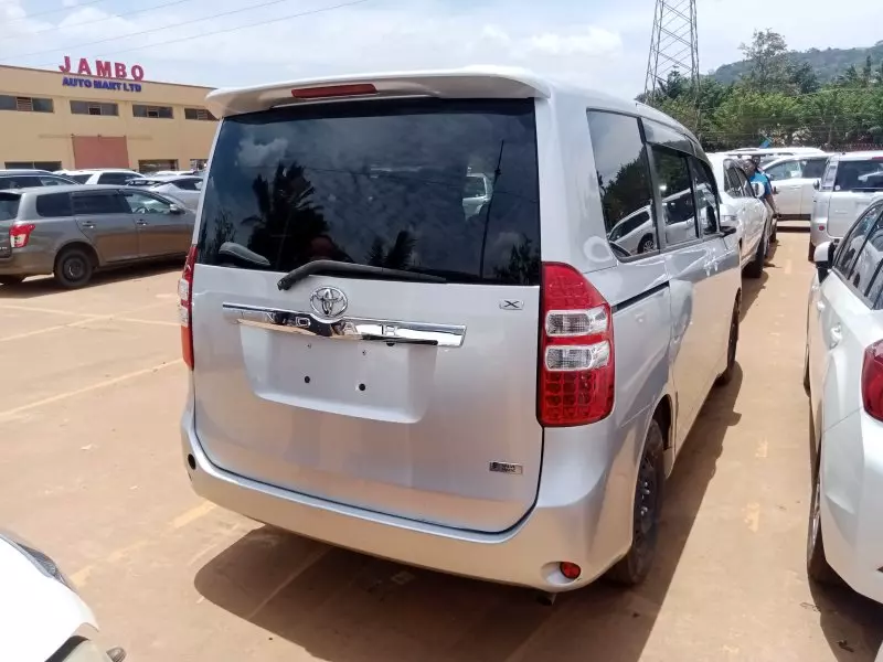 Toyota Noah   - 2011