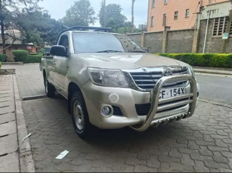Toyota Hilux   - 2015