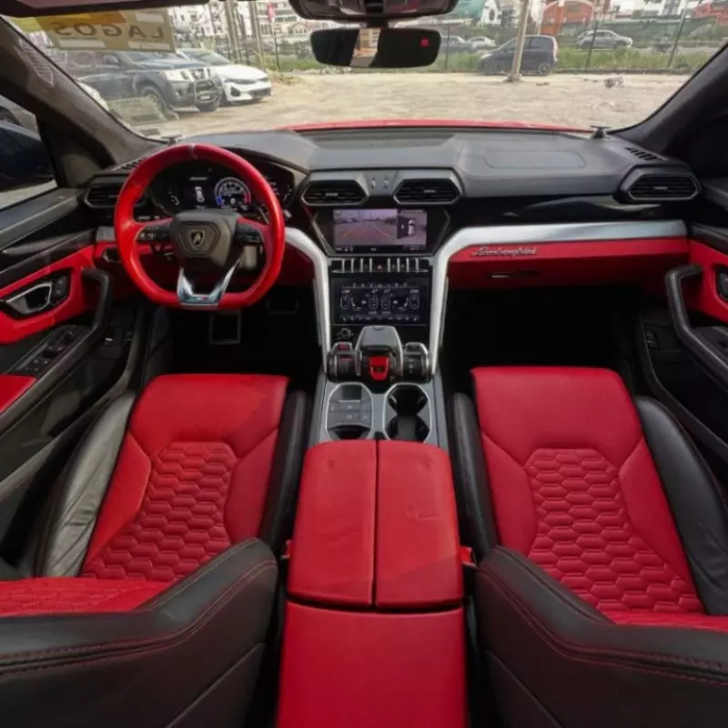 Lamborghini URUS   - 2019