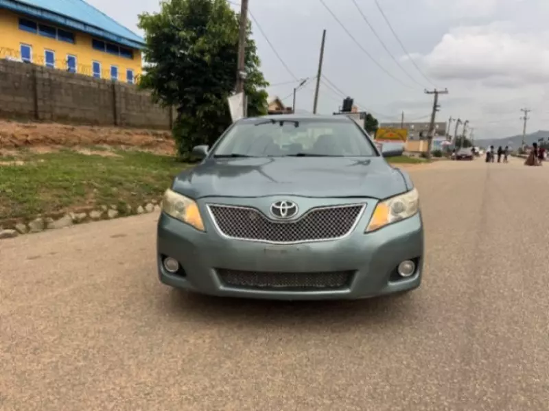 Toyota Camry   - 2010