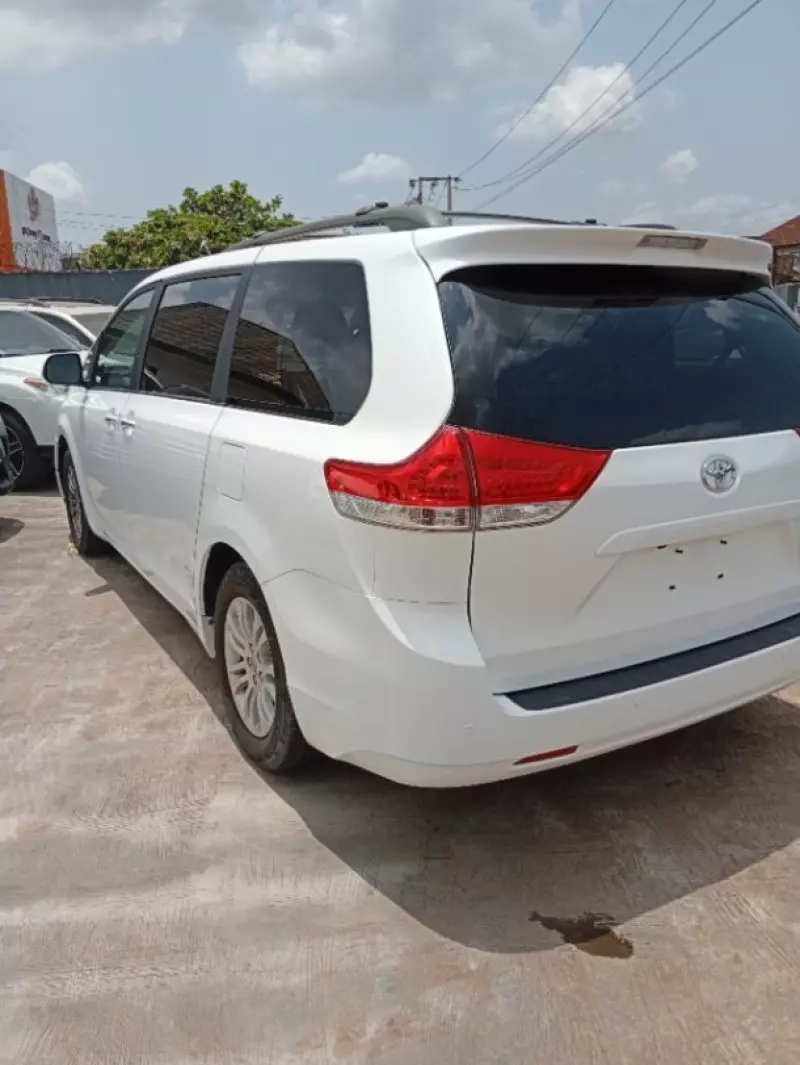 Toyota Sienna - 2011