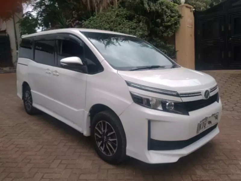 Toyota Voxy    - 2014