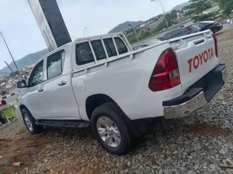 Toyota Hilux    - 2020