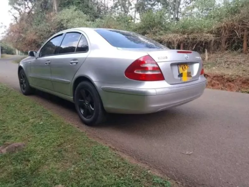 Mercedes-Benz E200   - 2003